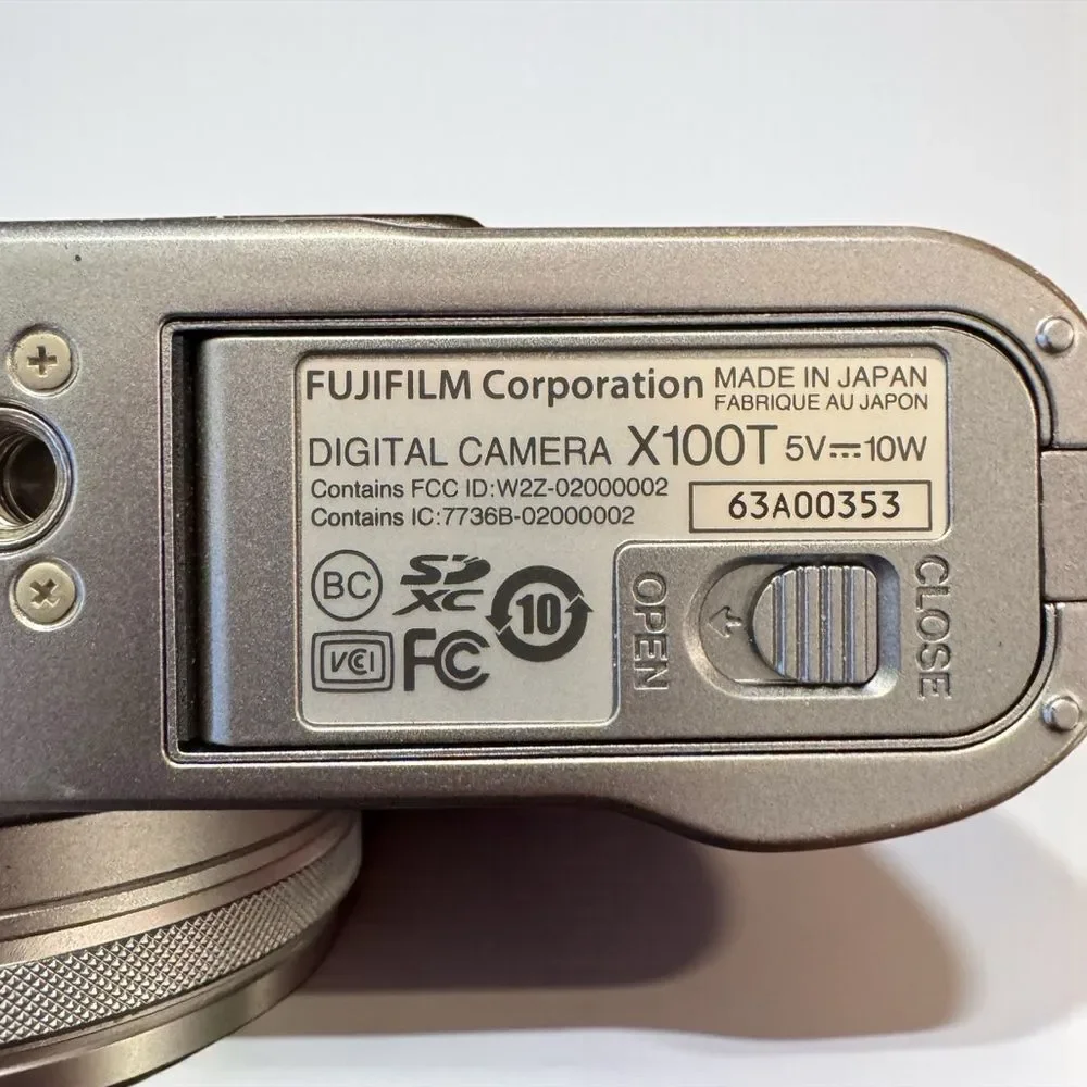 Fujifilm X100T 16 MP Digital Camera and Accessories - Picture 9 of 15